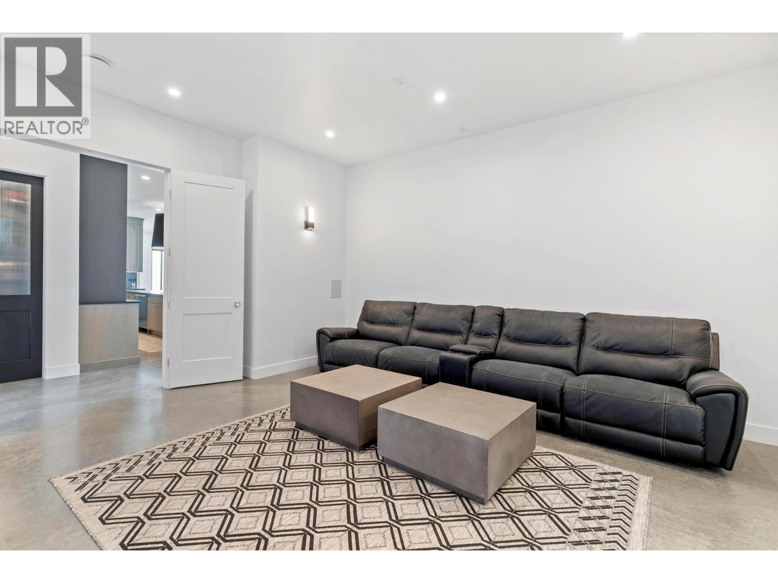  120 Sunset Boulevard, Vernon