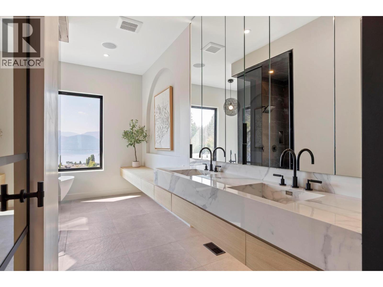  120 Sunset Boulevard, Vernon