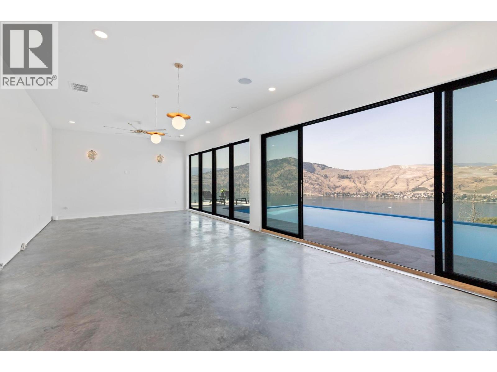  120 Sunset Boulevard, Vernon