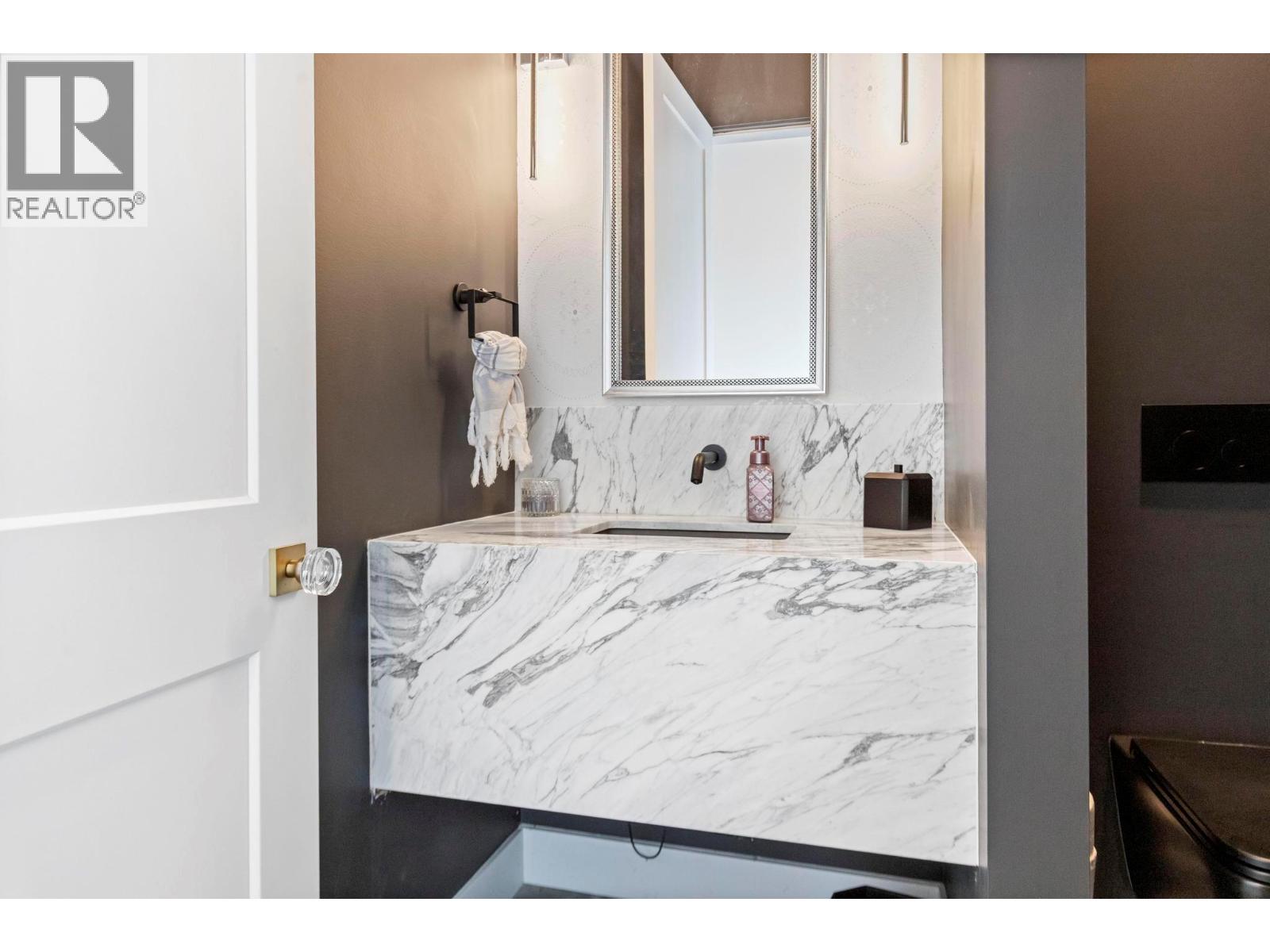  120 Sunset Boulevard, Vernon