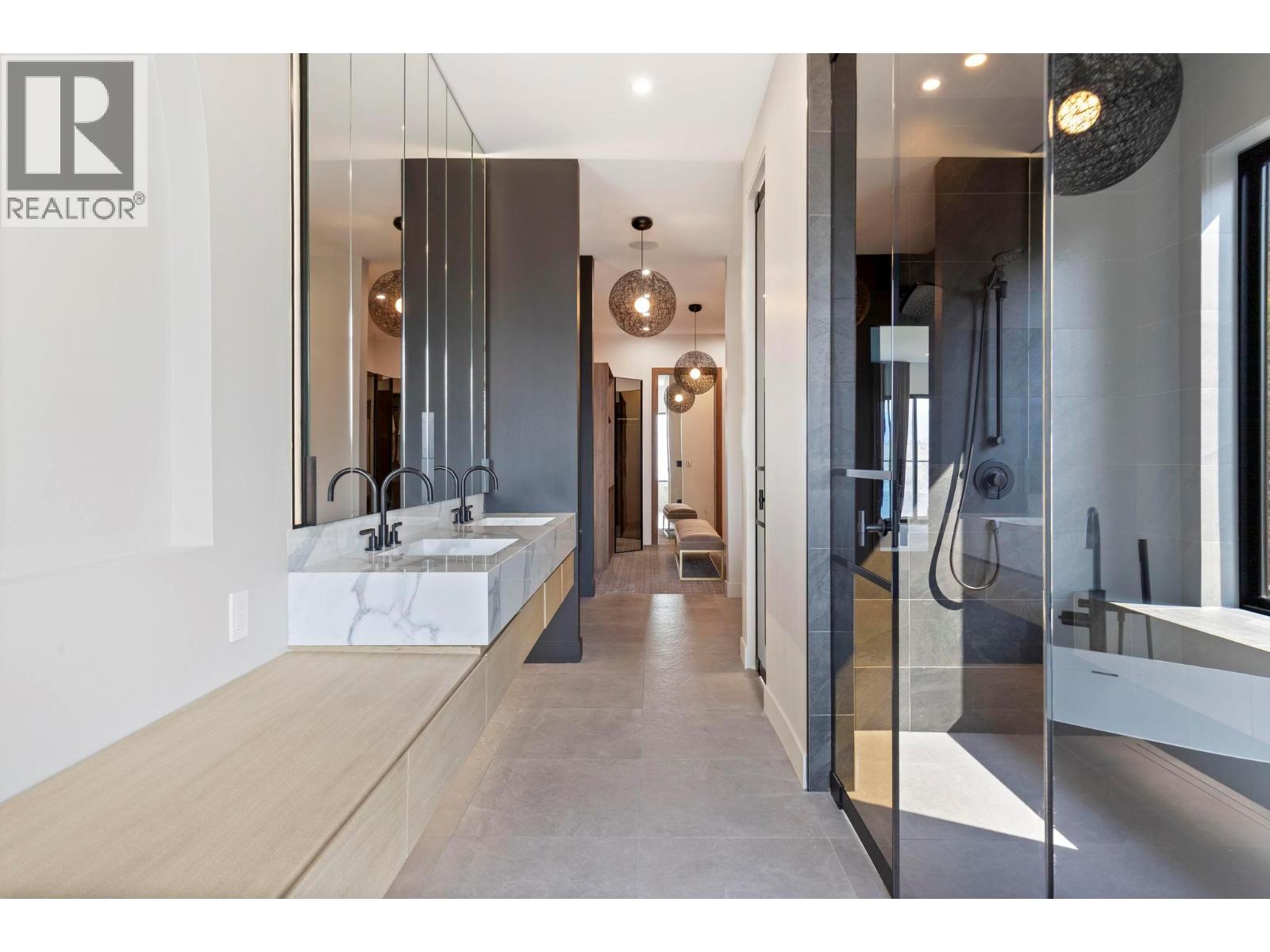  120 Sunset Boulevard, Vernon