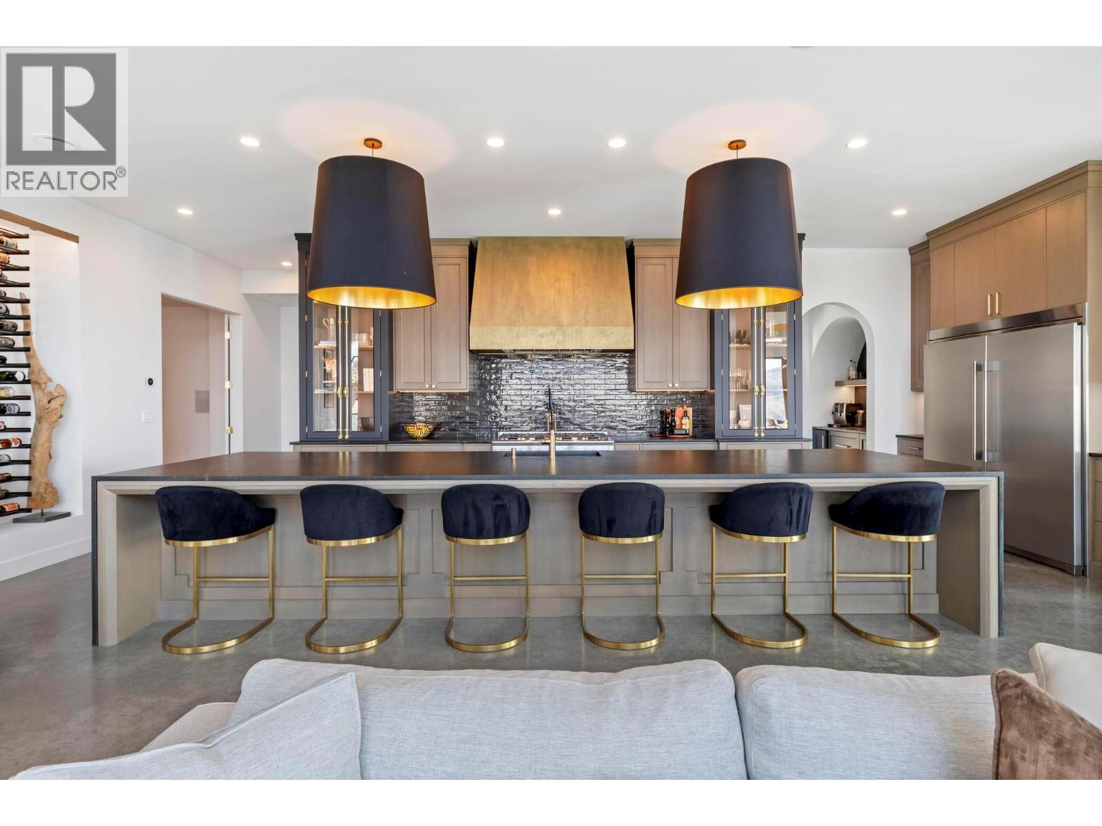  120 Sunset Boulevard, Vernon