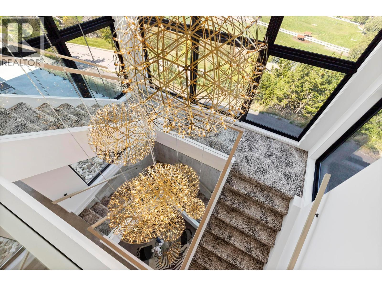  120 Sunset Boulevard, Vernon