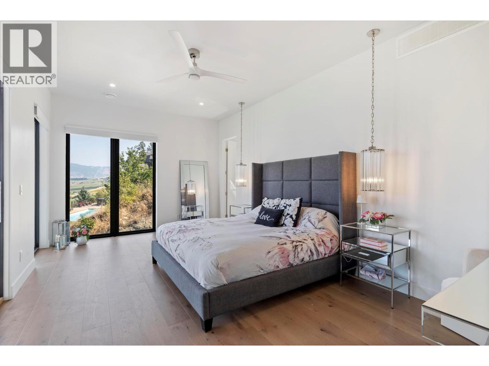  120 Sunset Boulevard, Vernon