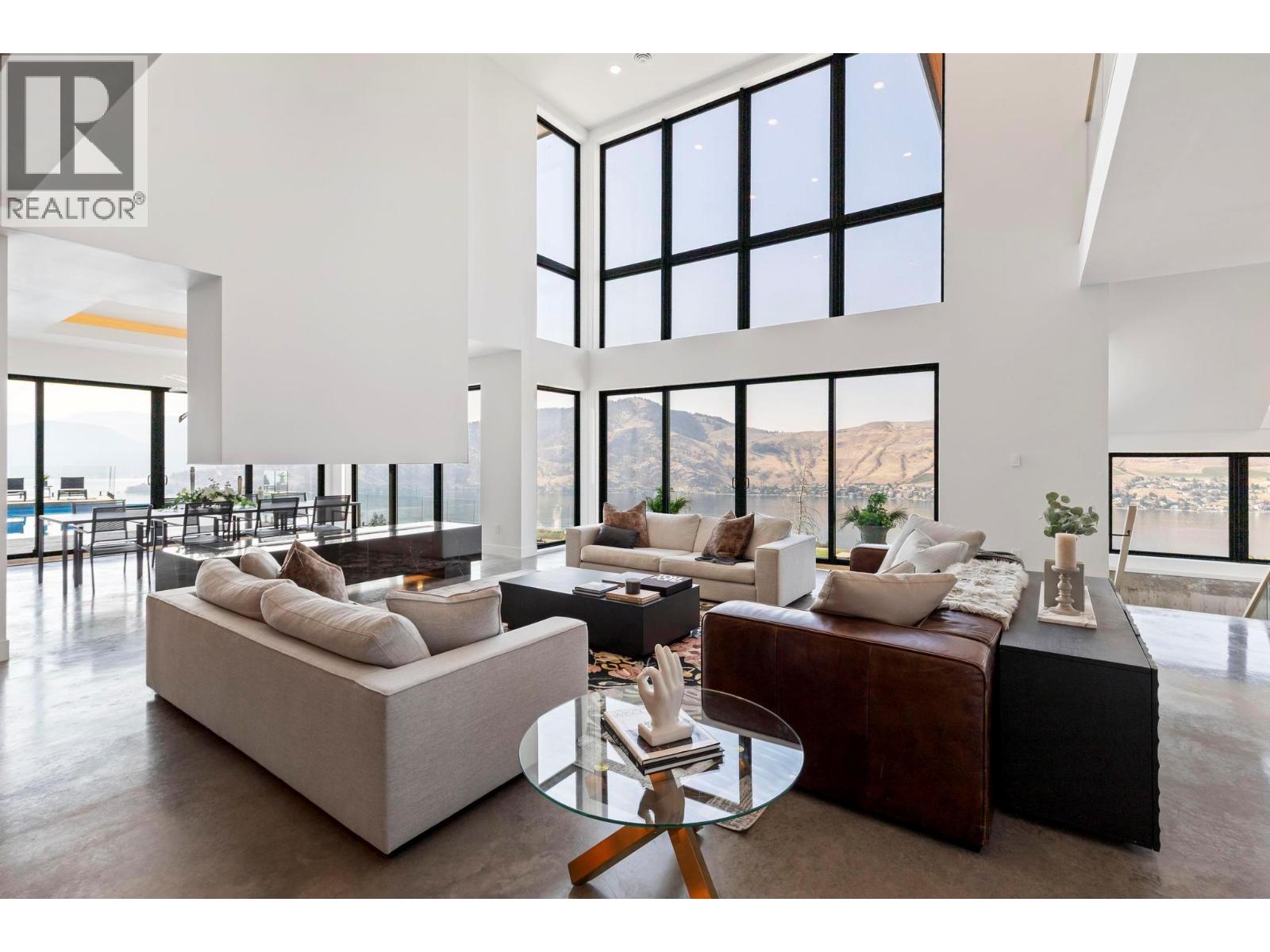  120 Sunset Boulevard, Vernon