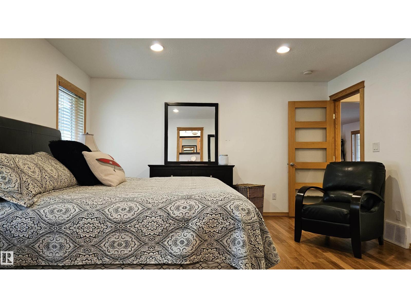 7 ANDREW DR - 22