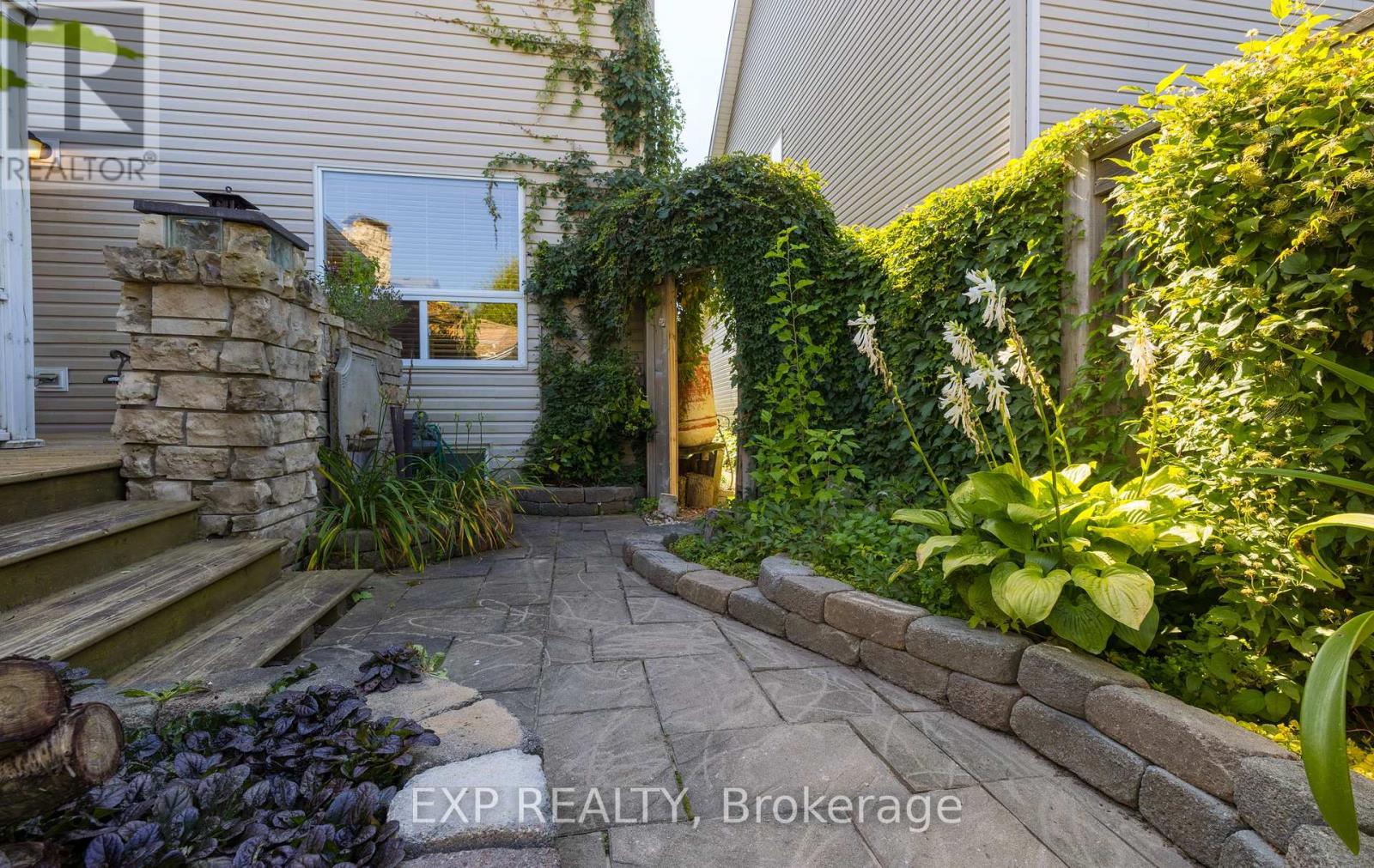 105 HAMPSON CRESCENT - 41