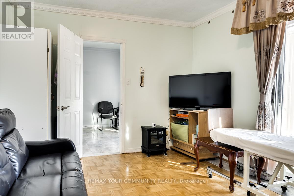 Single Family House for Sale in  COVENTRY STREET Toronto (Oakridge) 