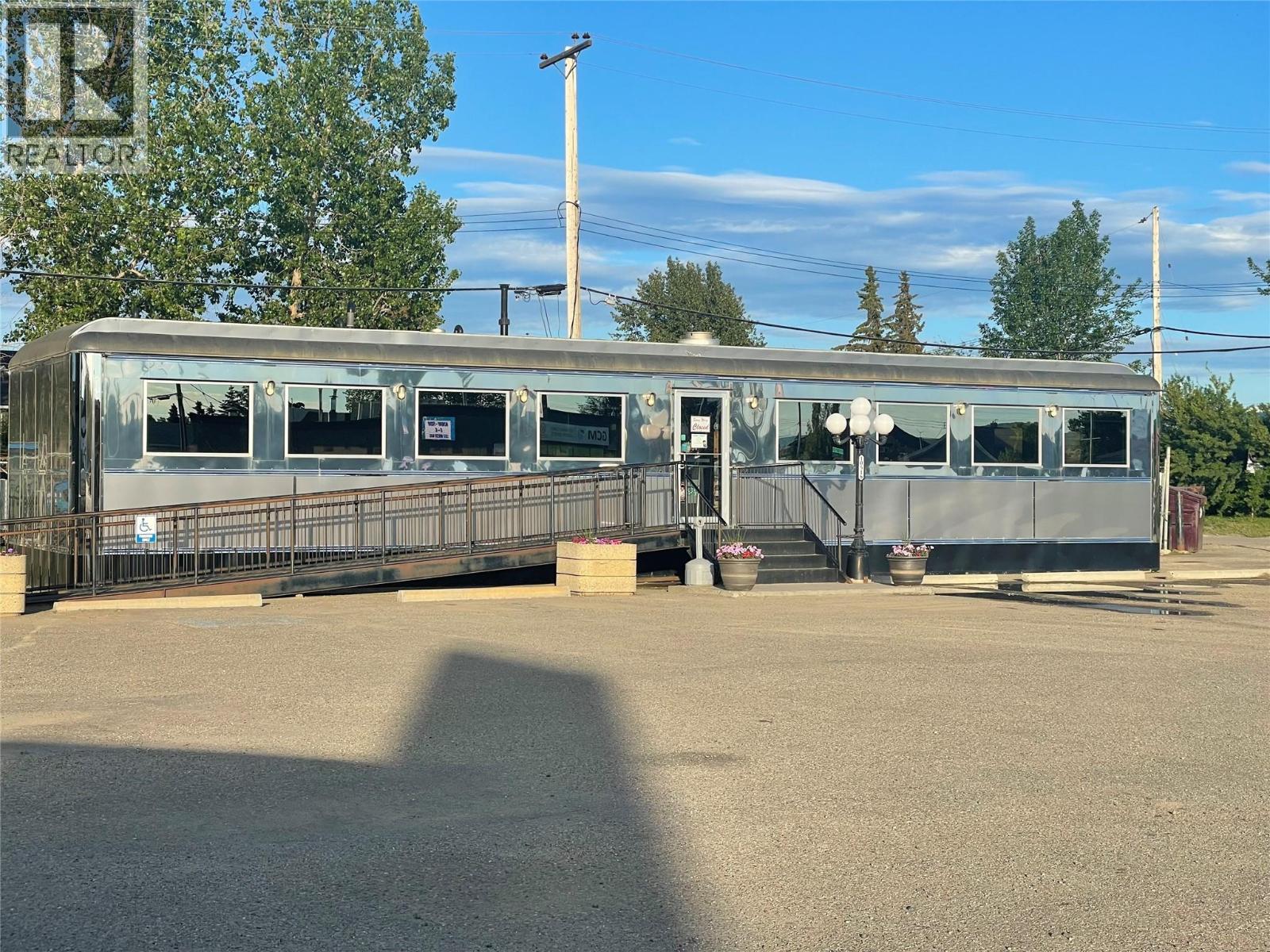 10520 8 Street - main photo