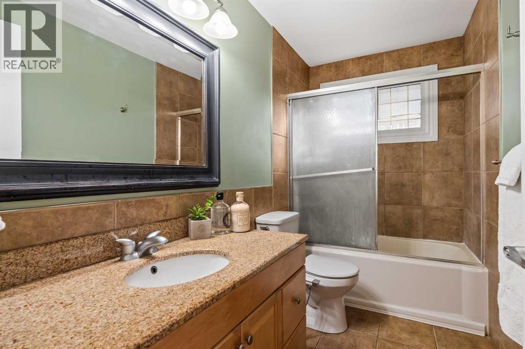 Single Family House 4 Level for Sale in  Berkley Drive NW Beddington Heights Calgary 