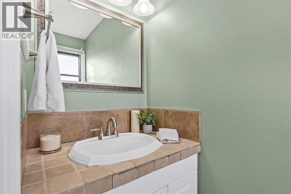 Single Family House 4 Level for Sale in  Berkley Drive NW Beddington Heights Calgary 