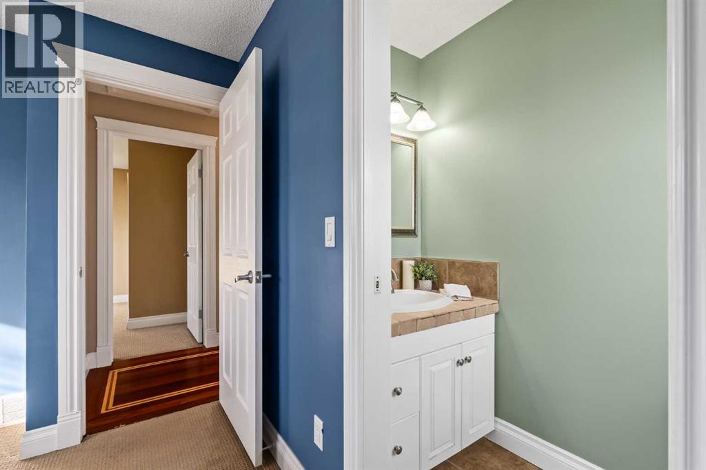 Single Family House 4 Level for Sale in  Berkley Drive NW Beddington Heights Calgary 