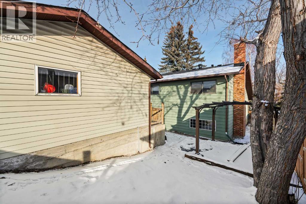 Single Family House 4 Level for Sale in  Berkley Drive NW Beddington Heights Calgary 