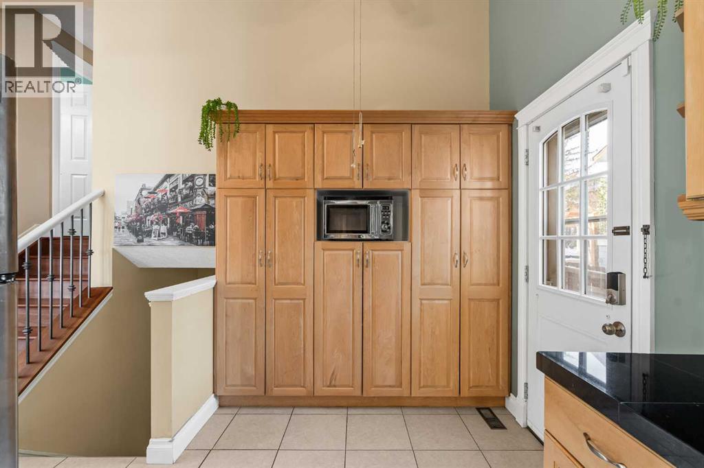 Single Family House 4 Level for Sale in  Berkley Drive NW Beddington Heights Calgary 