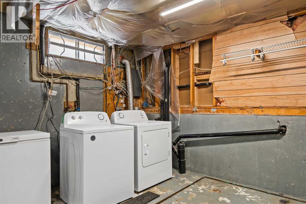 Single Family House 4 Level for Sale in  Berkley Drive NW Beddington Heights Calgary 