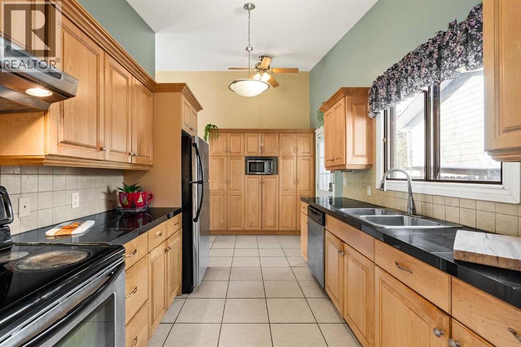 Single Family House 4 Level for Sale in  Berkley Drive NW Beddington Heights Calgary 