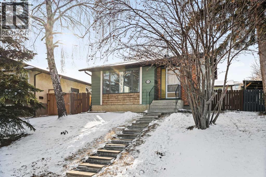 Single Family House 4 Level for Sale in  Berkley Drive NW Beddington Heights Calgary 