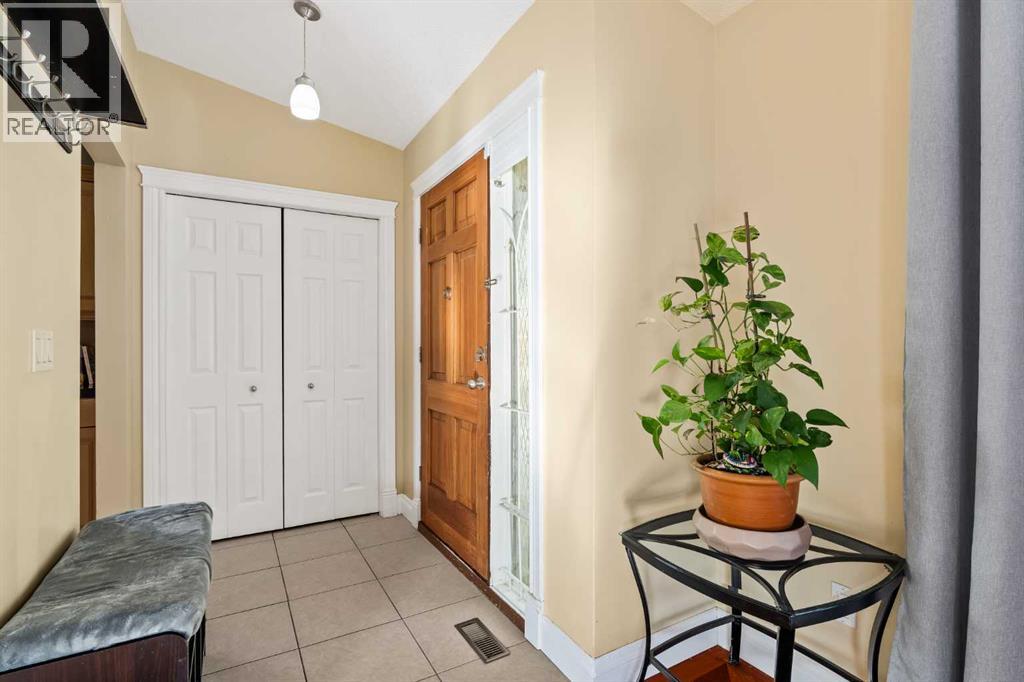 Single Family House 4 Level for Sale in  Berkley Drive NW Beddington Heights Calgary 