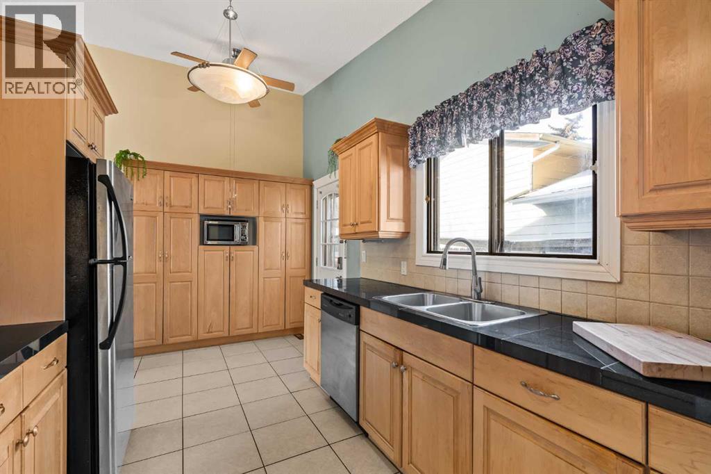 Single Family House 4 Level for Sale in  Berkley Drive NW Beddington Heights Calgary 