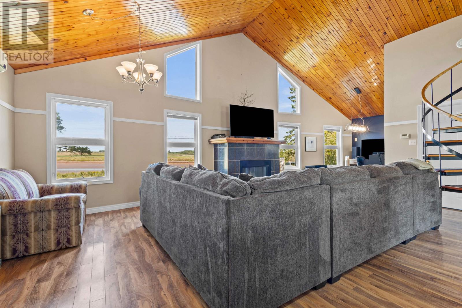 Property 16 of 42 of 320 Main Street W