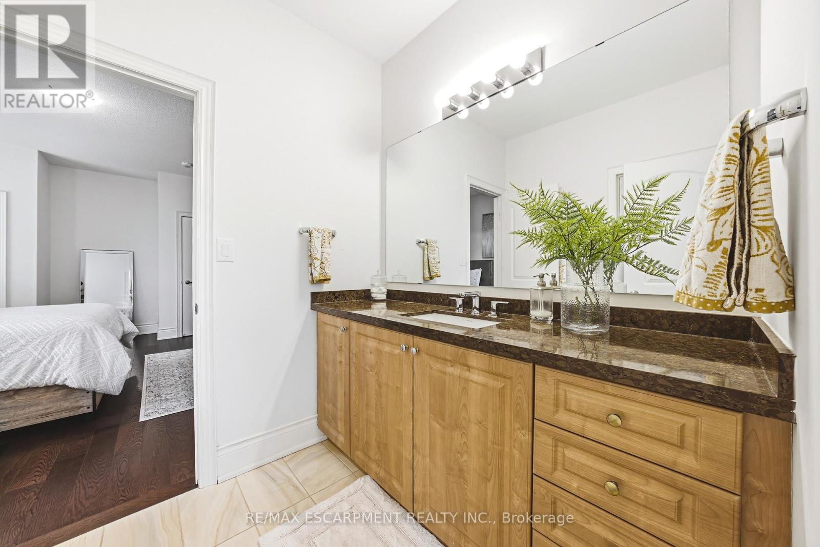 60 GOLDEN HAWK DRIVE - 19