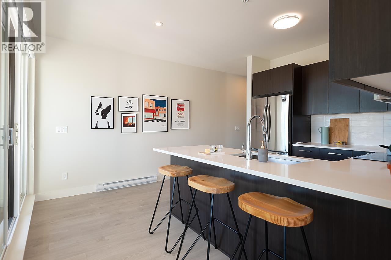 207 1633 TATLOW AVENUE, North Vancouver