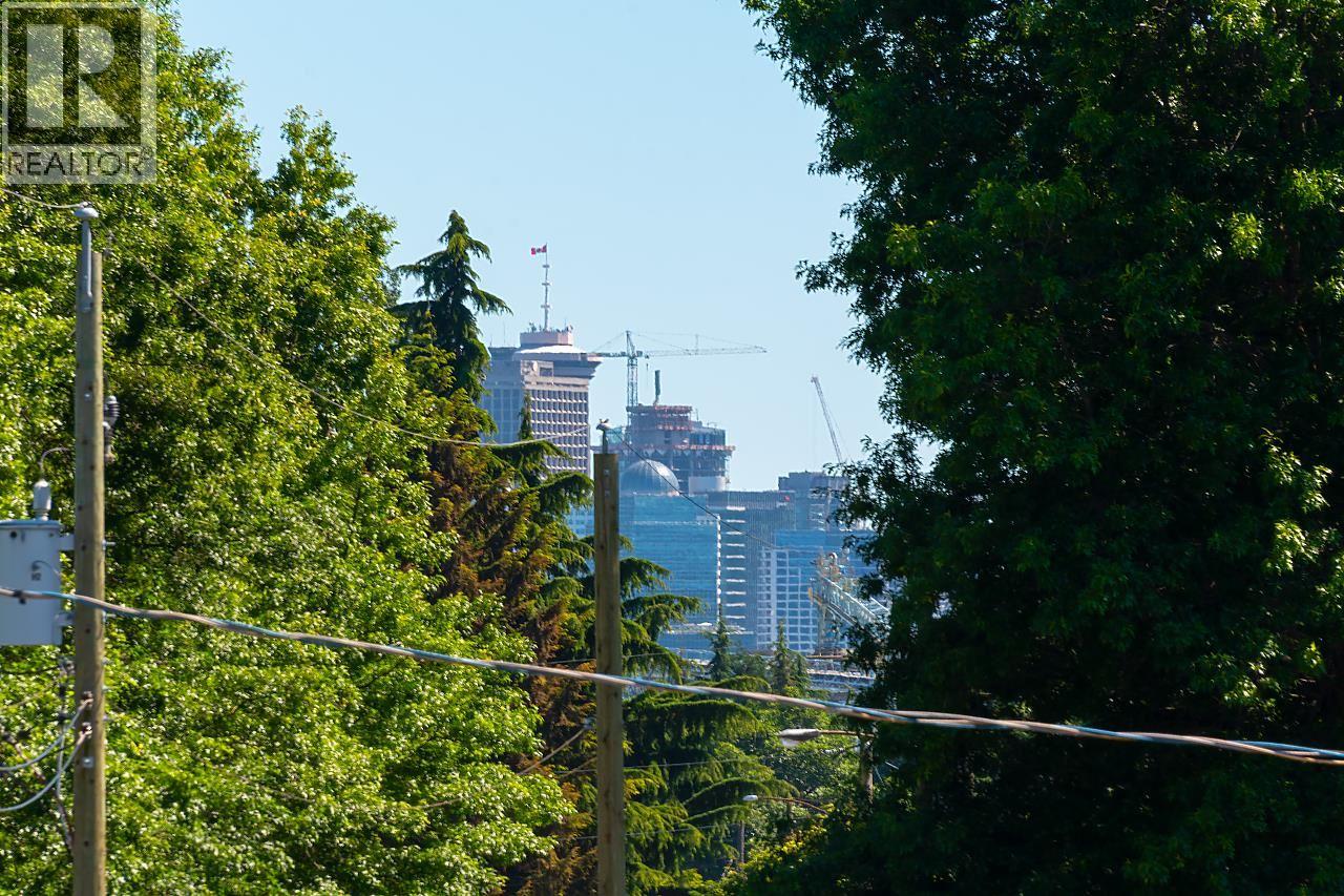 207 1633 TATLOW AVENUE, North Vancouver