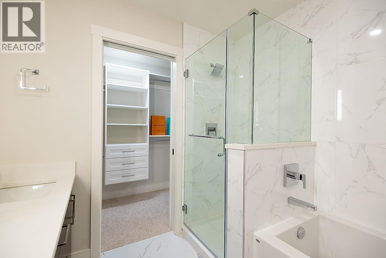 207 1633 TATLOW AVENUE, North Vancouver