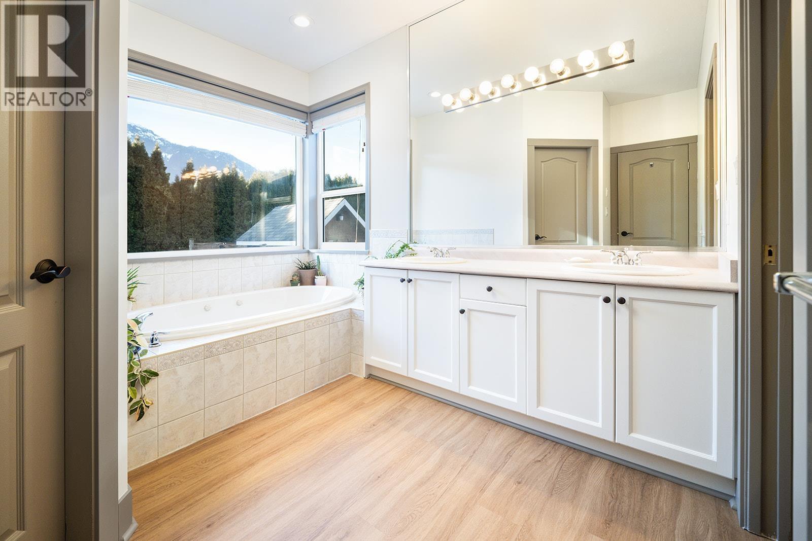 1020 WINDSOR PLACE, Squamish