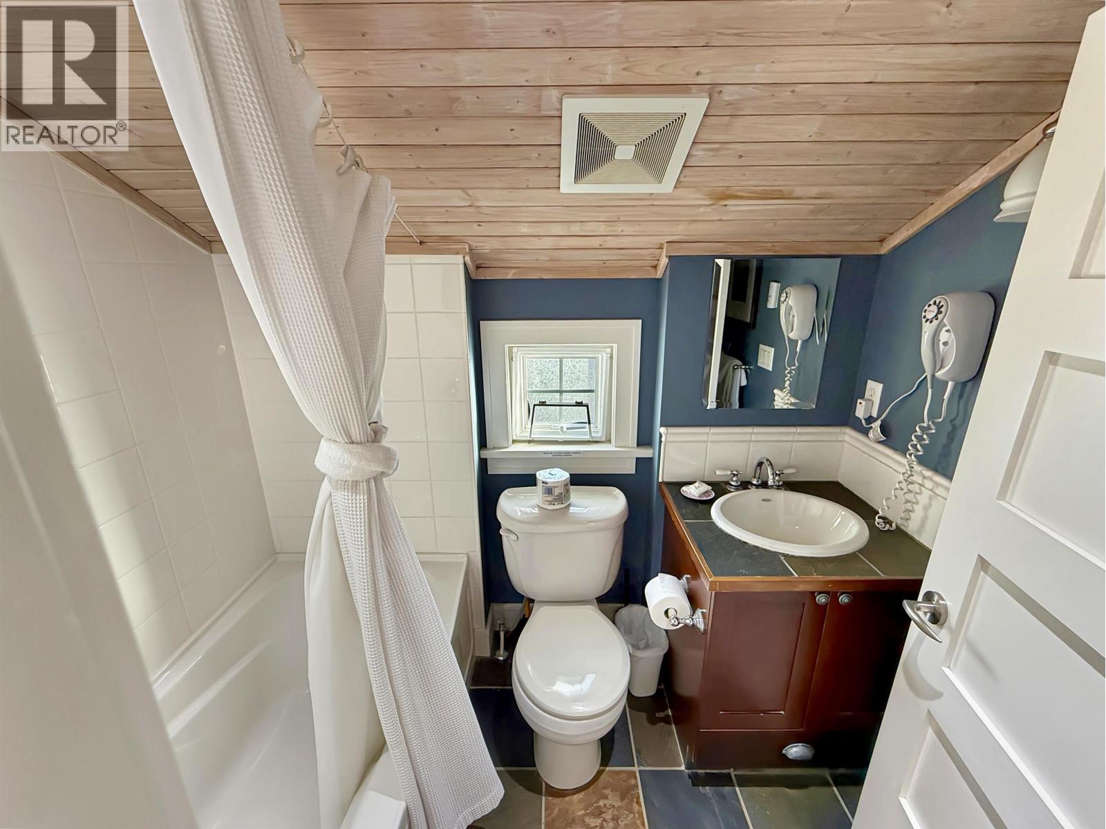 13D 2315 MACKINNON ROAD, Pender Island