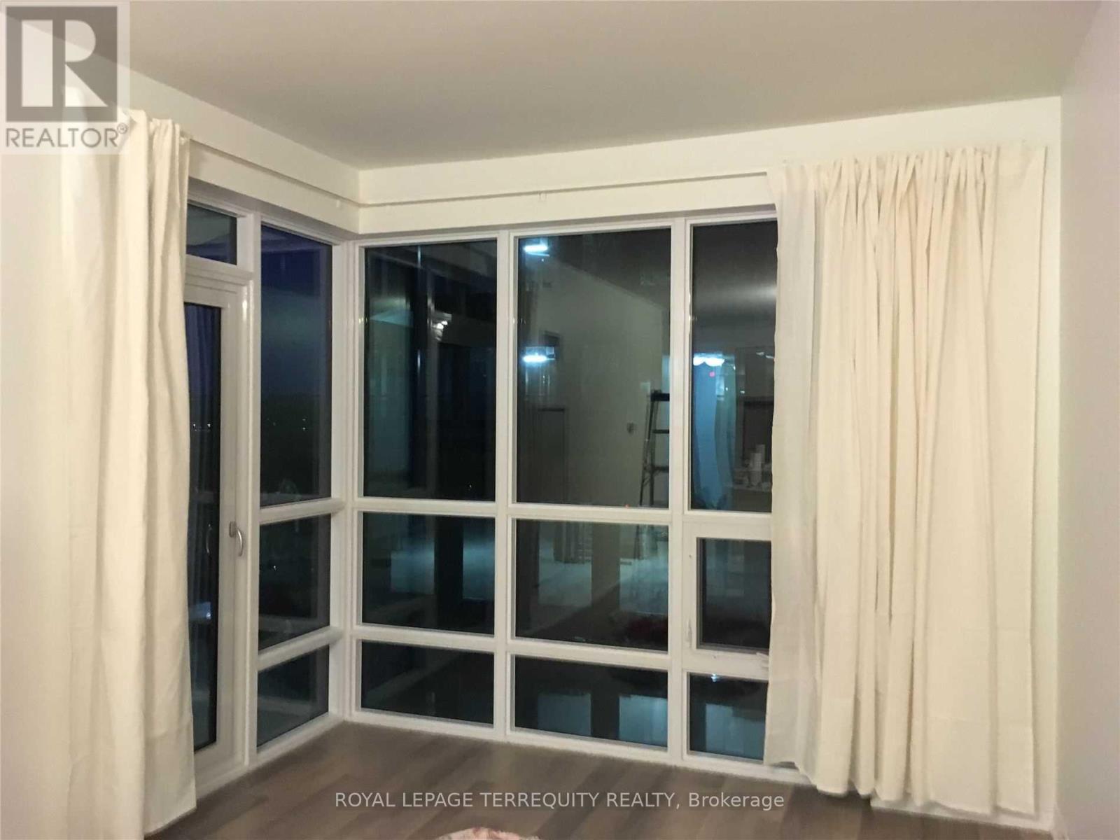 111 Worsley Unit 713 photo 4