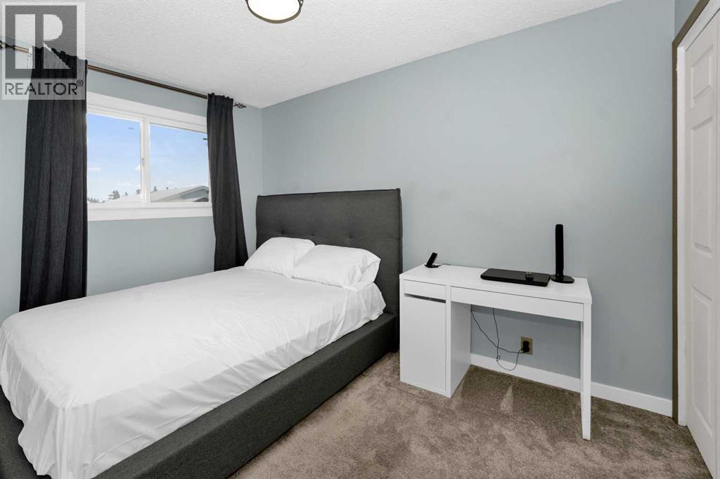 Single Family House Bi-level for Sale in  Pinecliff Drive NE Pineridge Calgary 