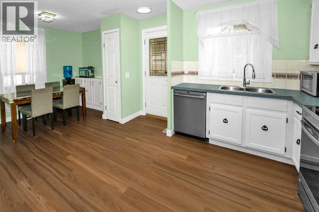 Single Family House Bi-level for Sale in  Pinecliff Drive NE Pineridge Calgary 