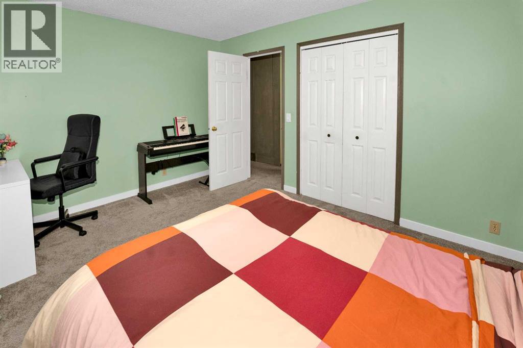 Single Family House Bi-level for Sale in  Pinecliff Drive NE Pineridge Calgary 