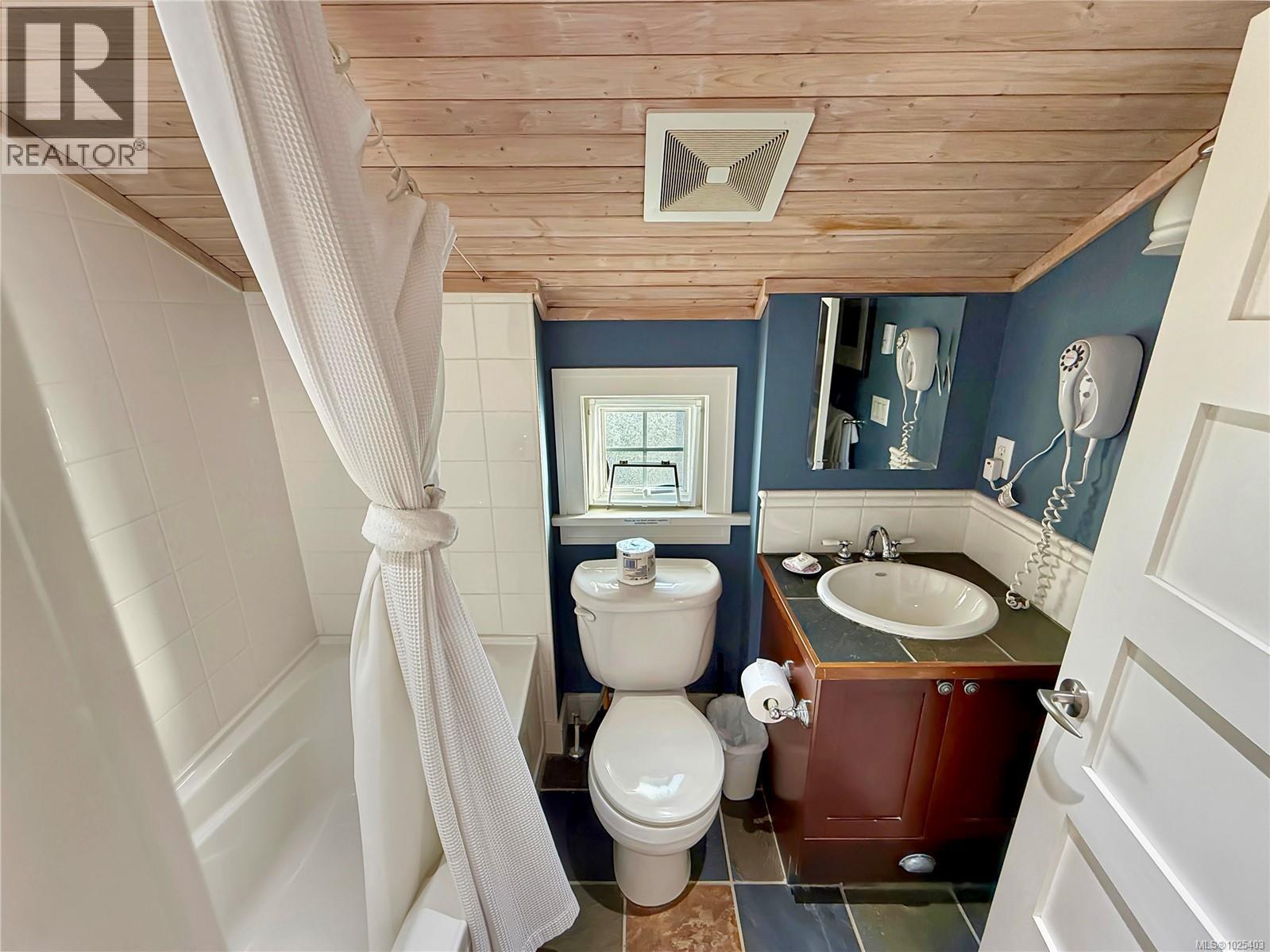 13D 2315 Mackinnon Rd, Pender Island