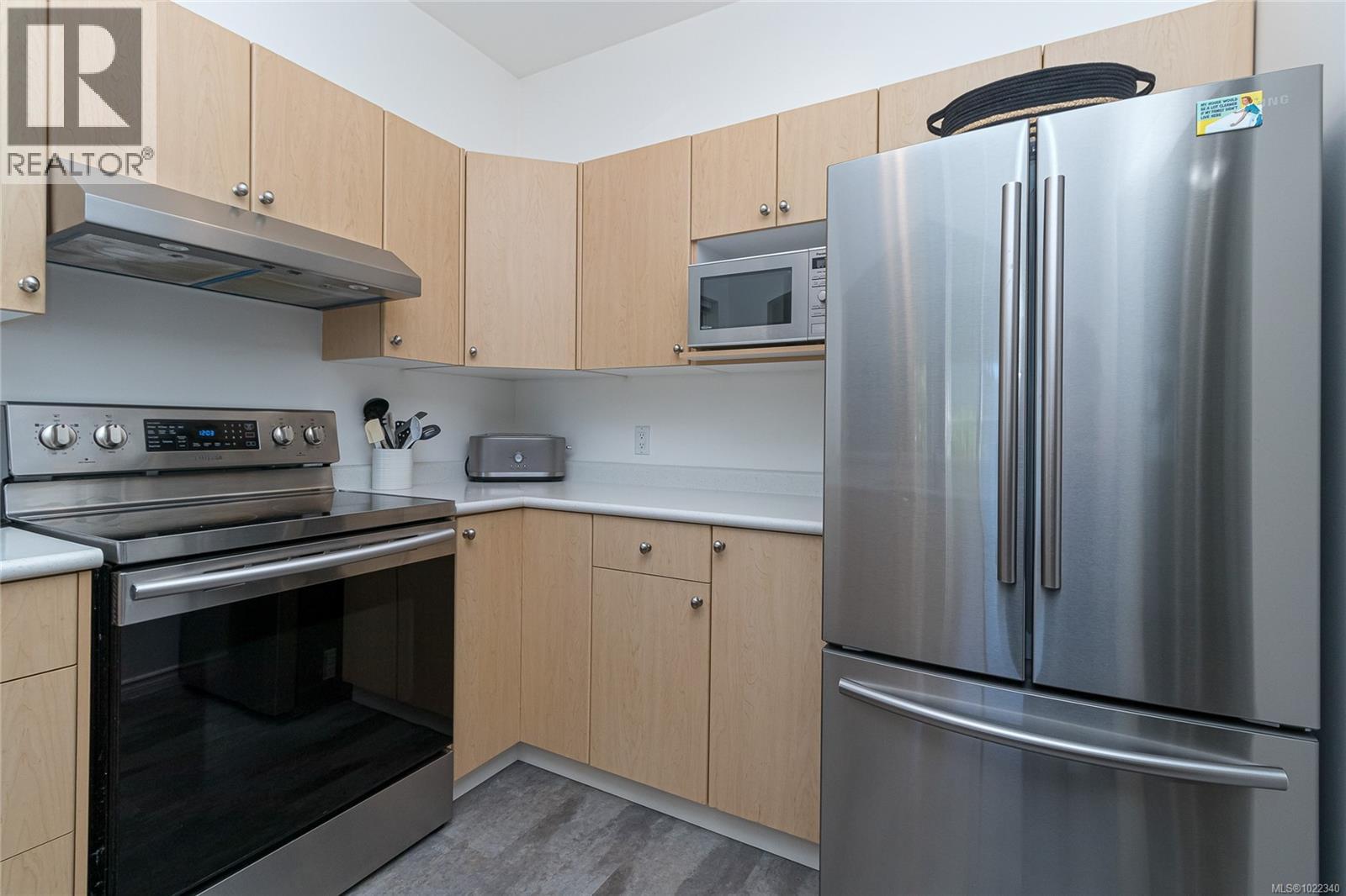 3 3633 Cedar Hill Road, Saanich