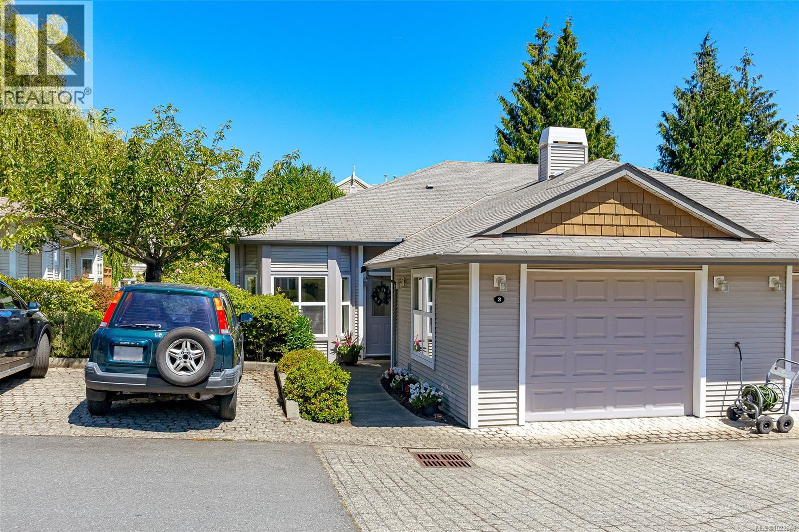 3 3633 Cedar Hill Road, Saanich