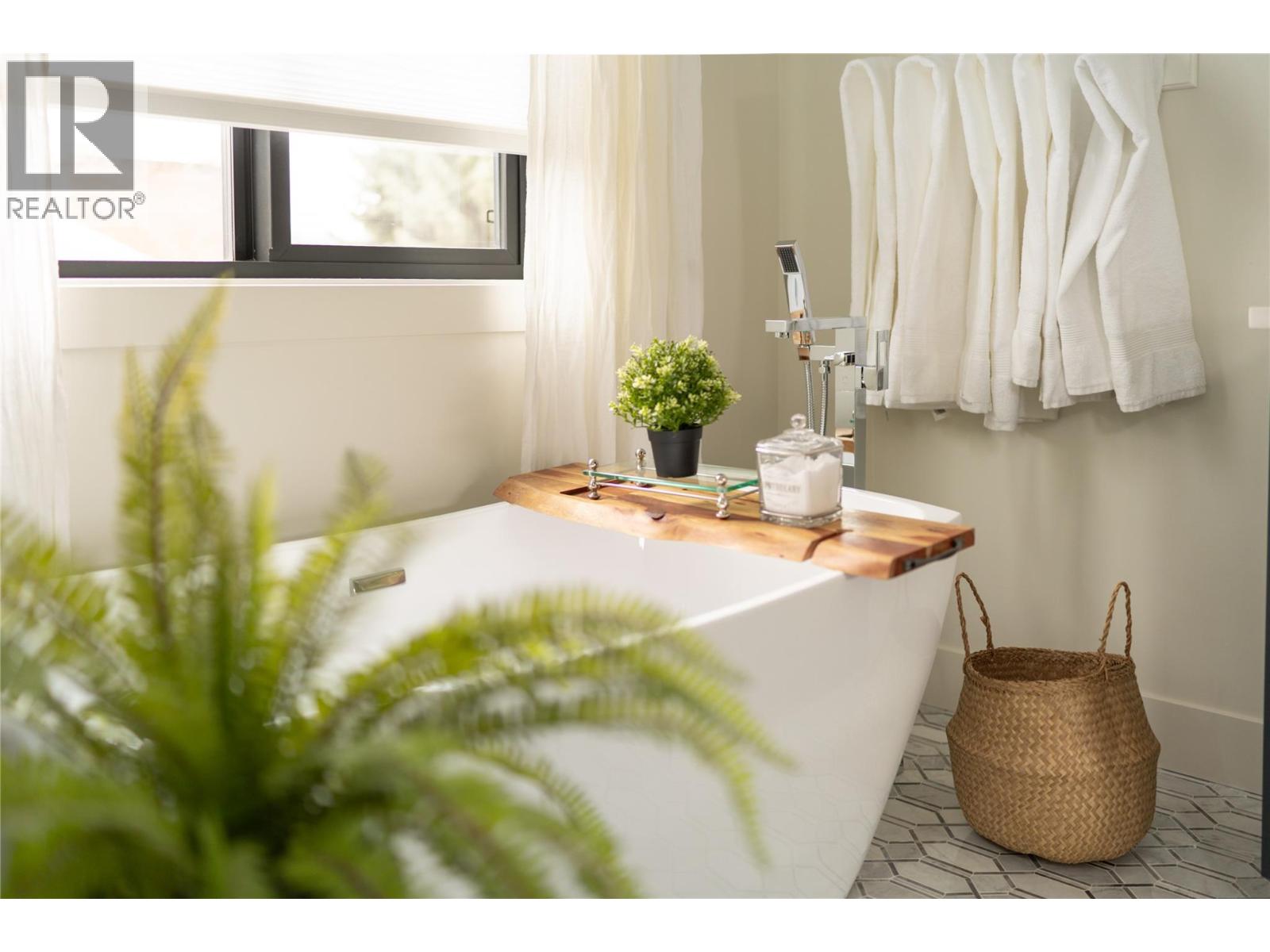  2053 Long Street, Kelowna