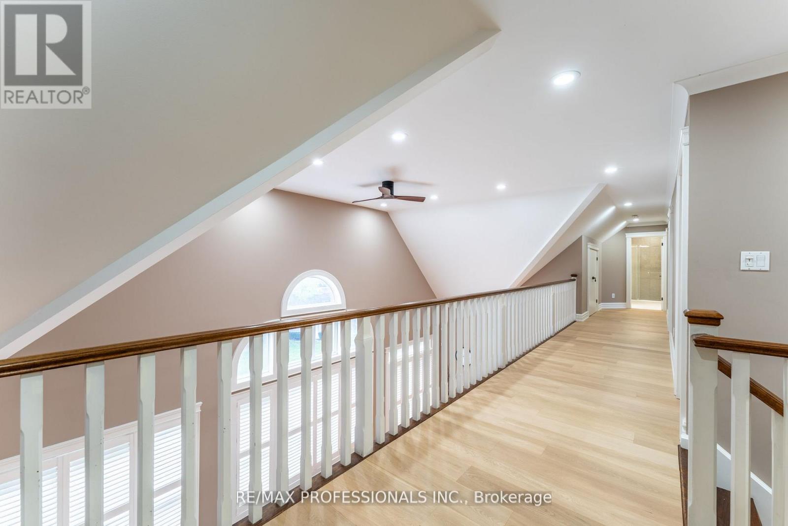 354 COUNTRY CLUB CRESCENT - 40