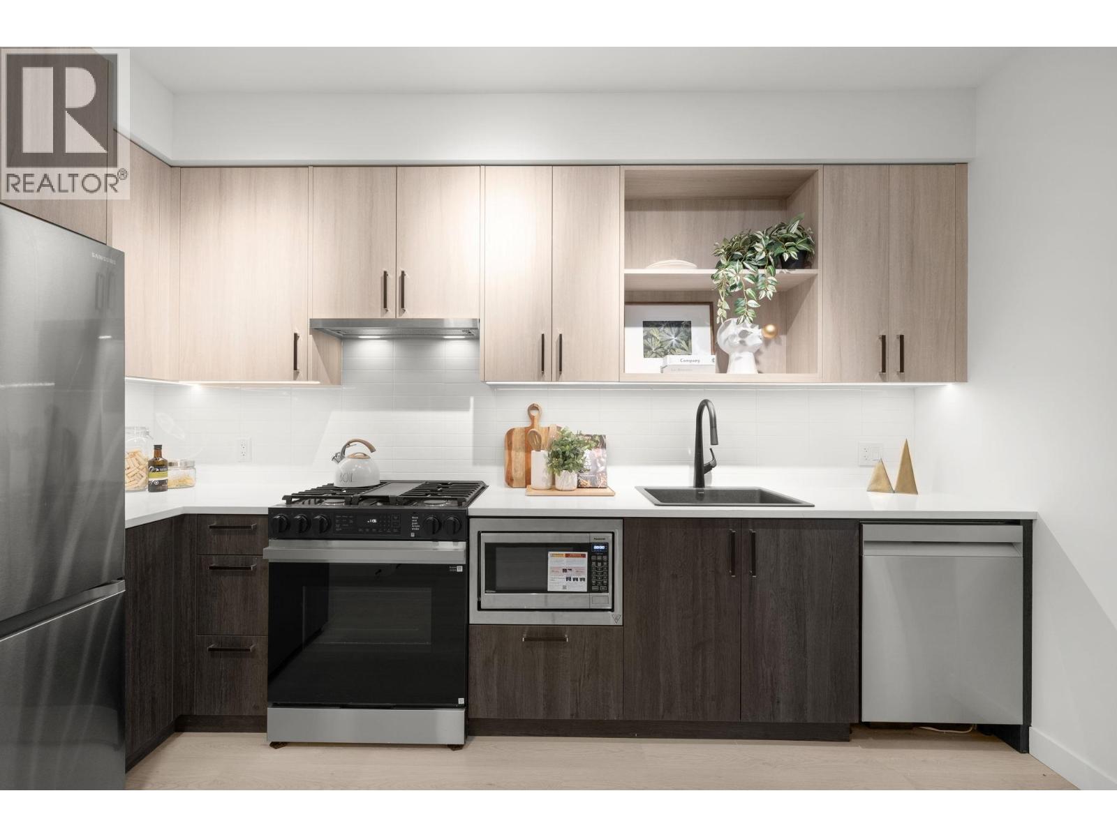 220 2002 ST. GEORGE STREET, Port Moody