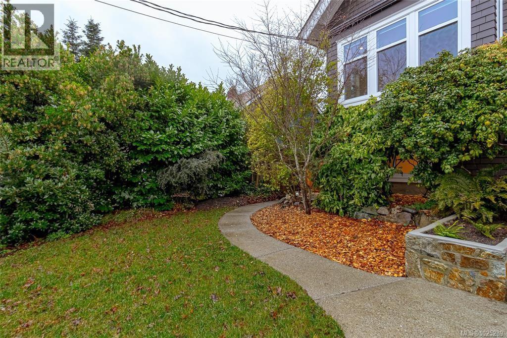  2614 Avebury Avenue, Victoria