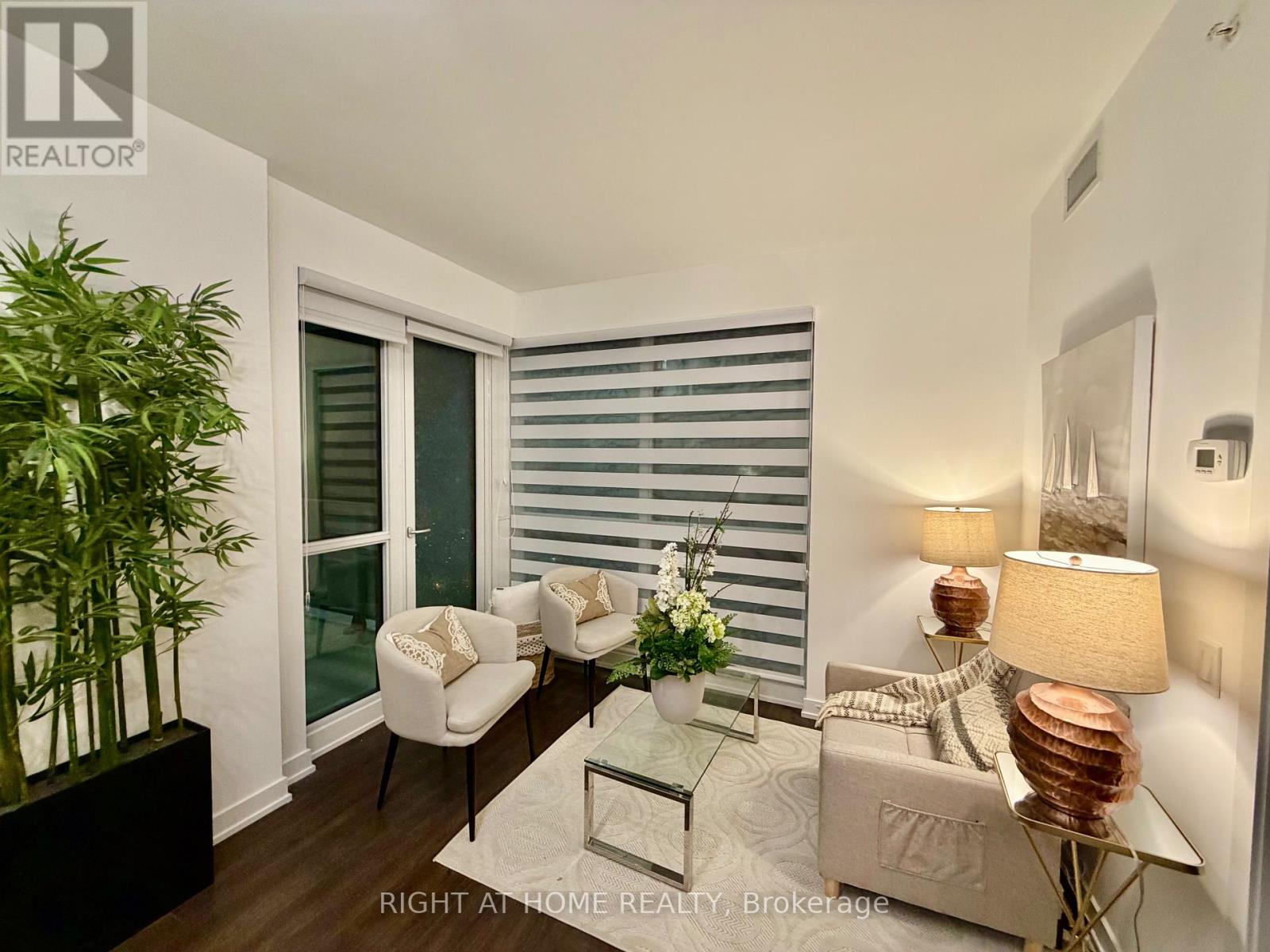 522 - 10 PARK LAWN ROAD