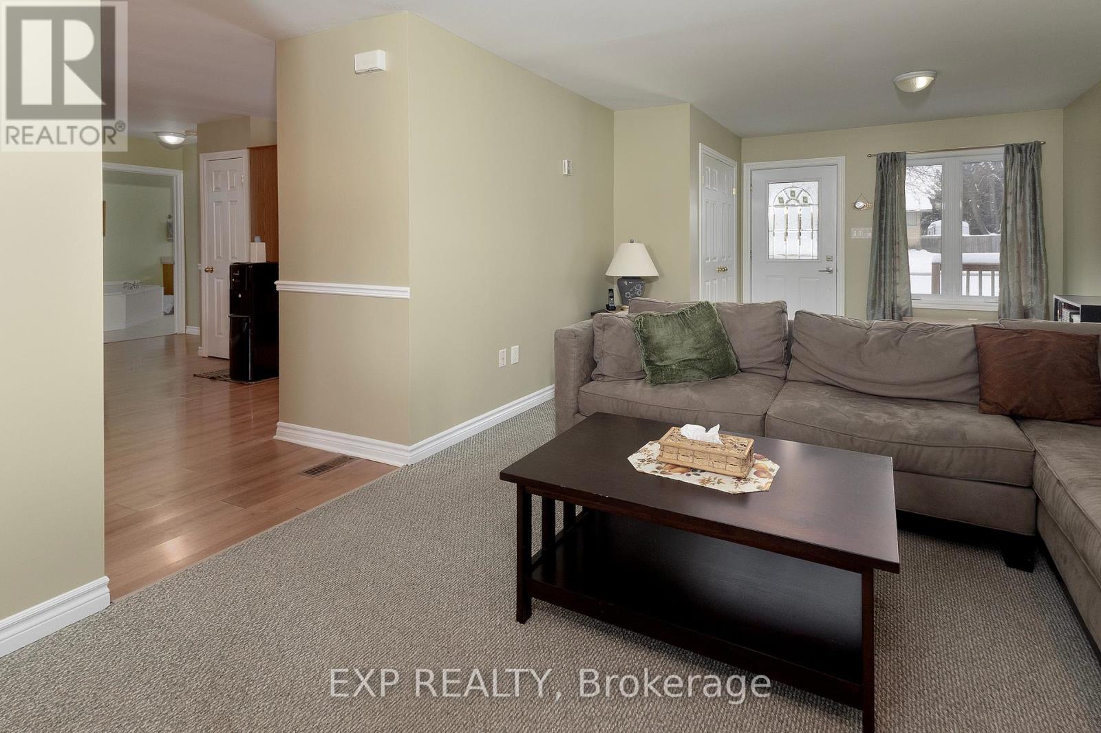 Single Family House Bungalow for Sale in  DYER STREET Central Elgin (Belmont) 