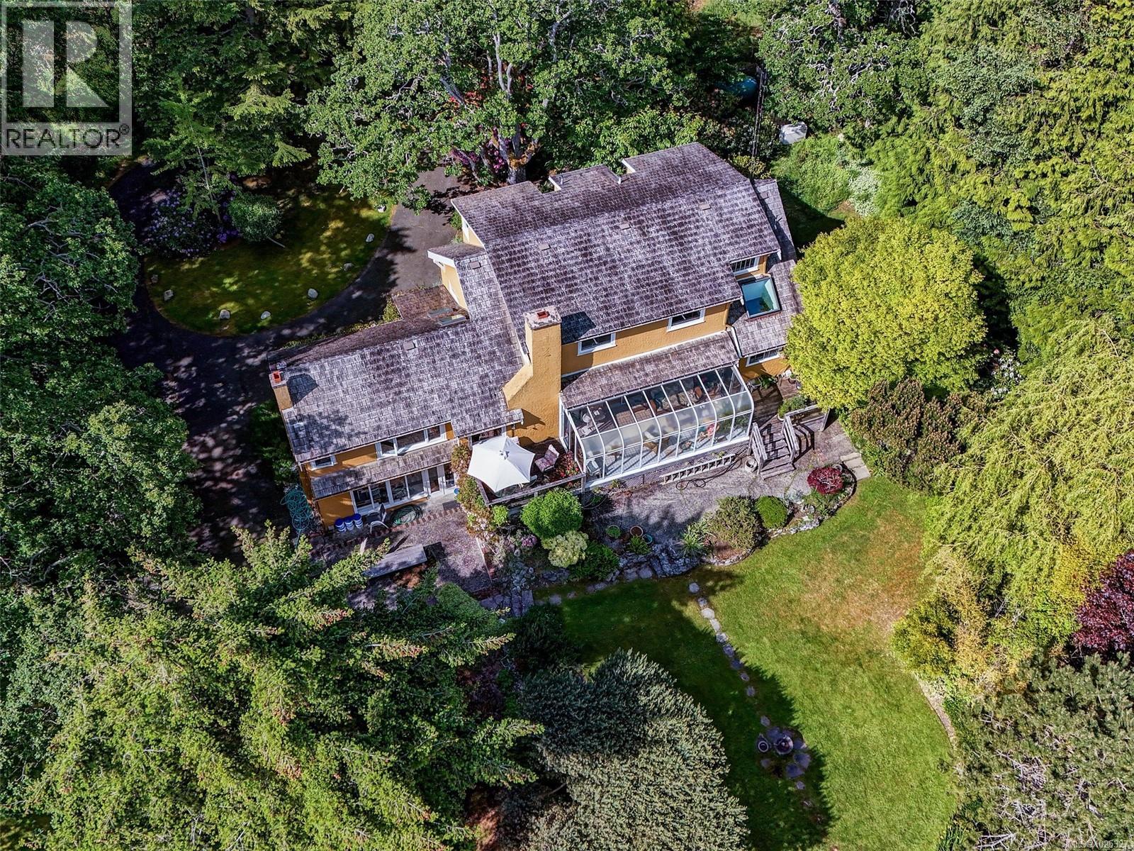  2550 Queenswood Drive, Saanich