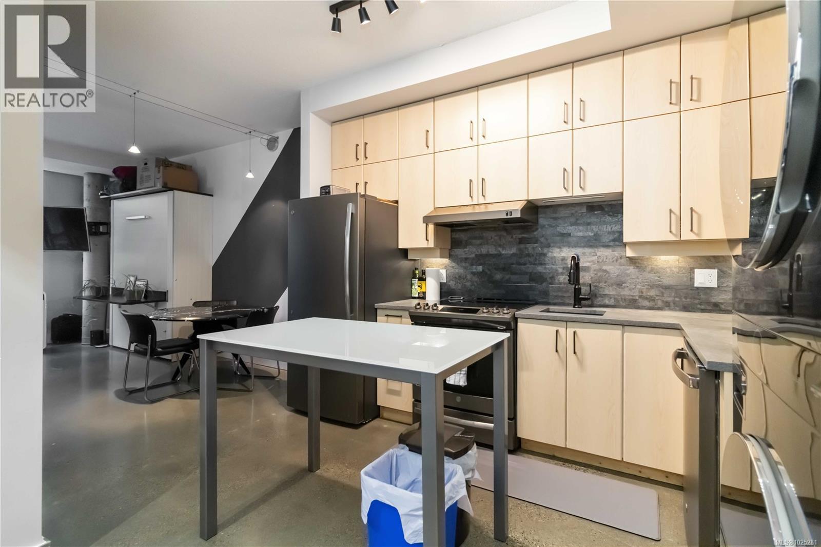 118 409 Swift Street, Victoria