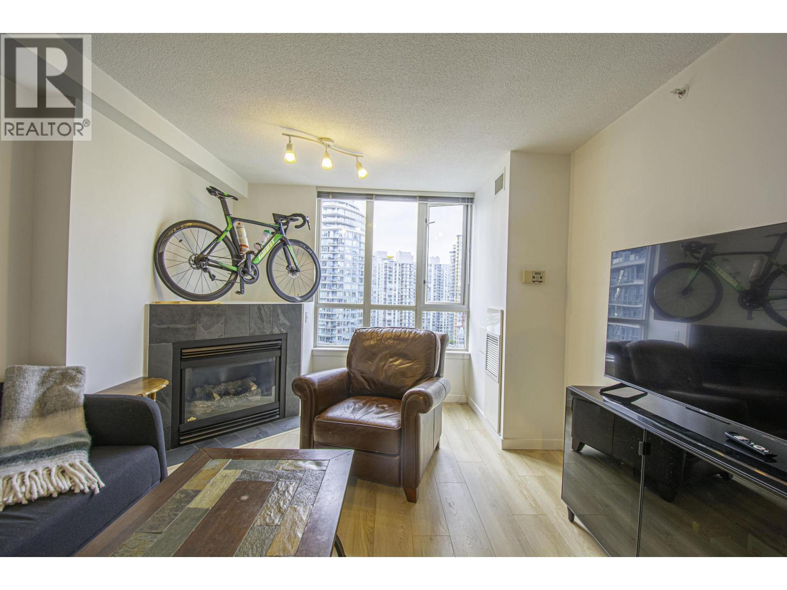 2510 63 KEEFER Place - photo 2