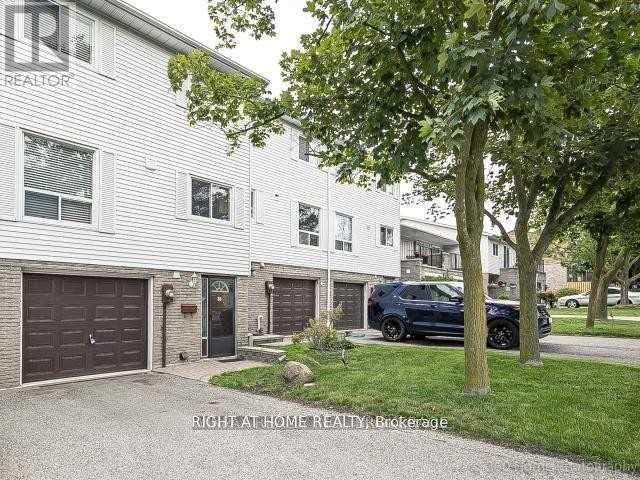 34 - 38 EDGAR WOODS ROAD - Photo 3 of 9, Toronto (Hillcrest Village), Ontario