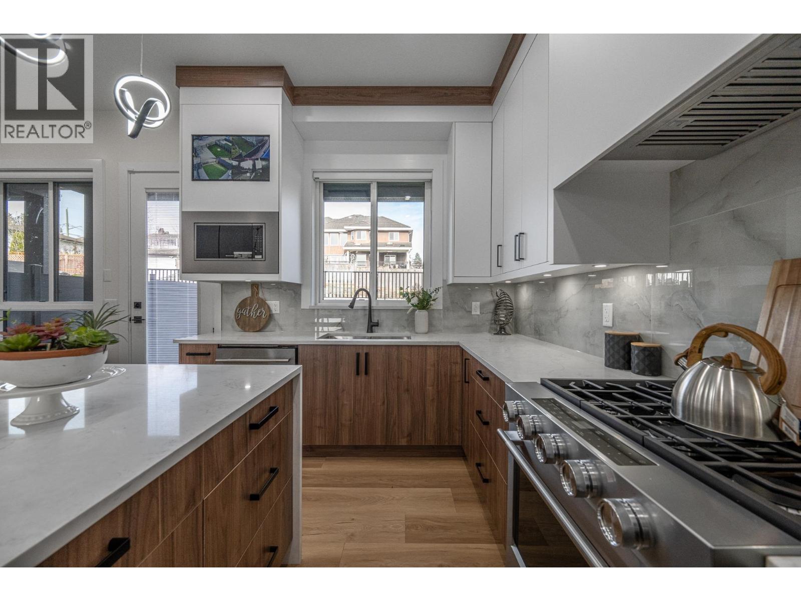 102 1149 DANSEY AVENUE, Coquitlam