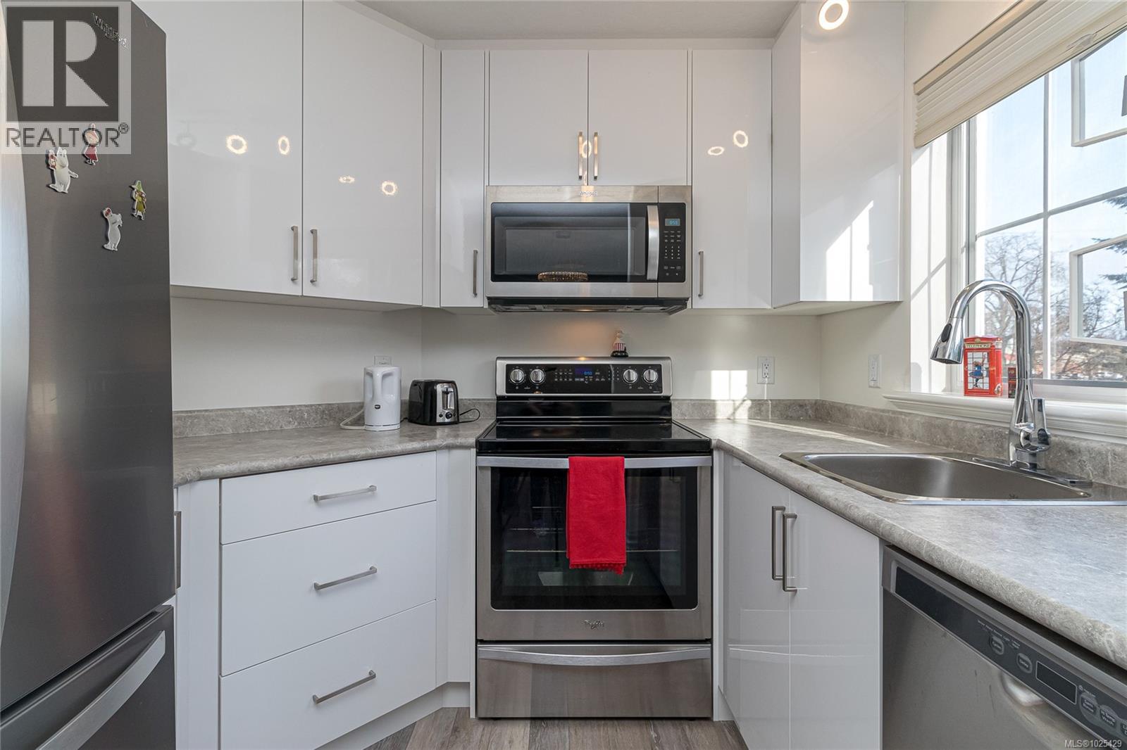 102 3133 Tillicum Road, Saanich