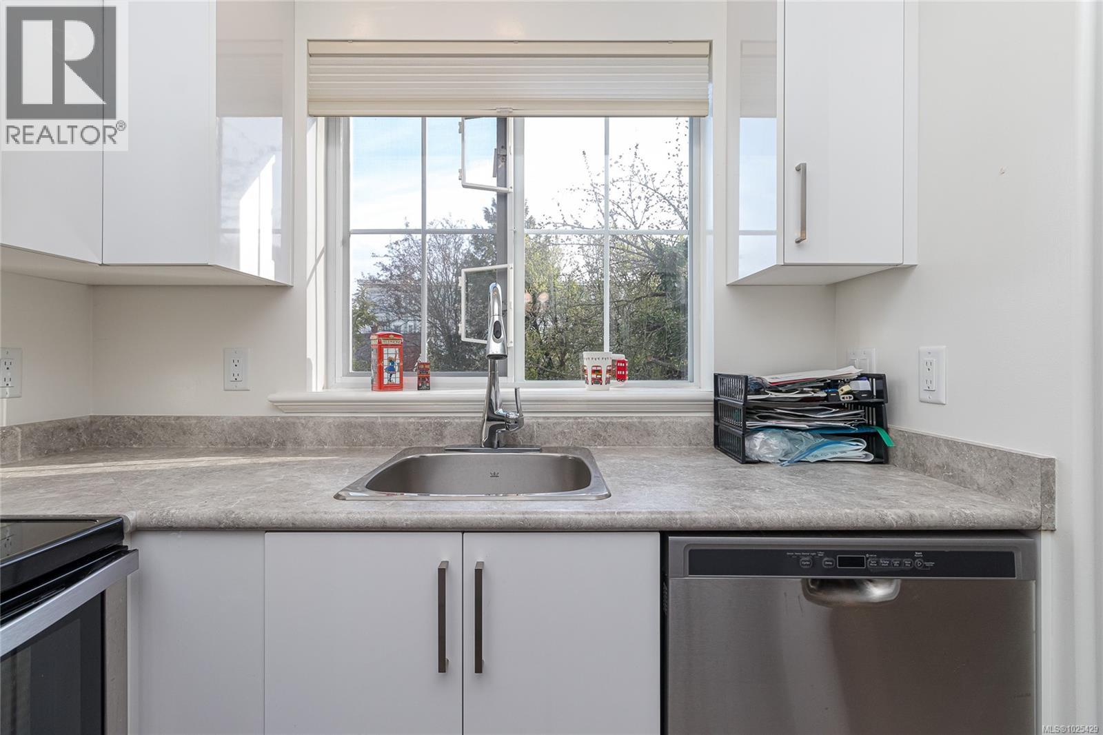 102 3133 Tillicum Road, Saanich